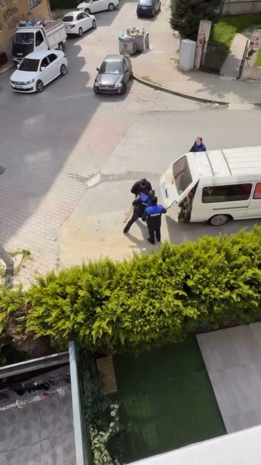 Beylikdüzü'nde Zabıta ile Seyyar Satıcı Arasında Tansiyon Yükseldi