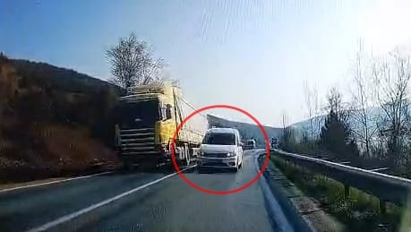 İnegöl'de Hatalı Sollama ile Faciadan Dönüldü