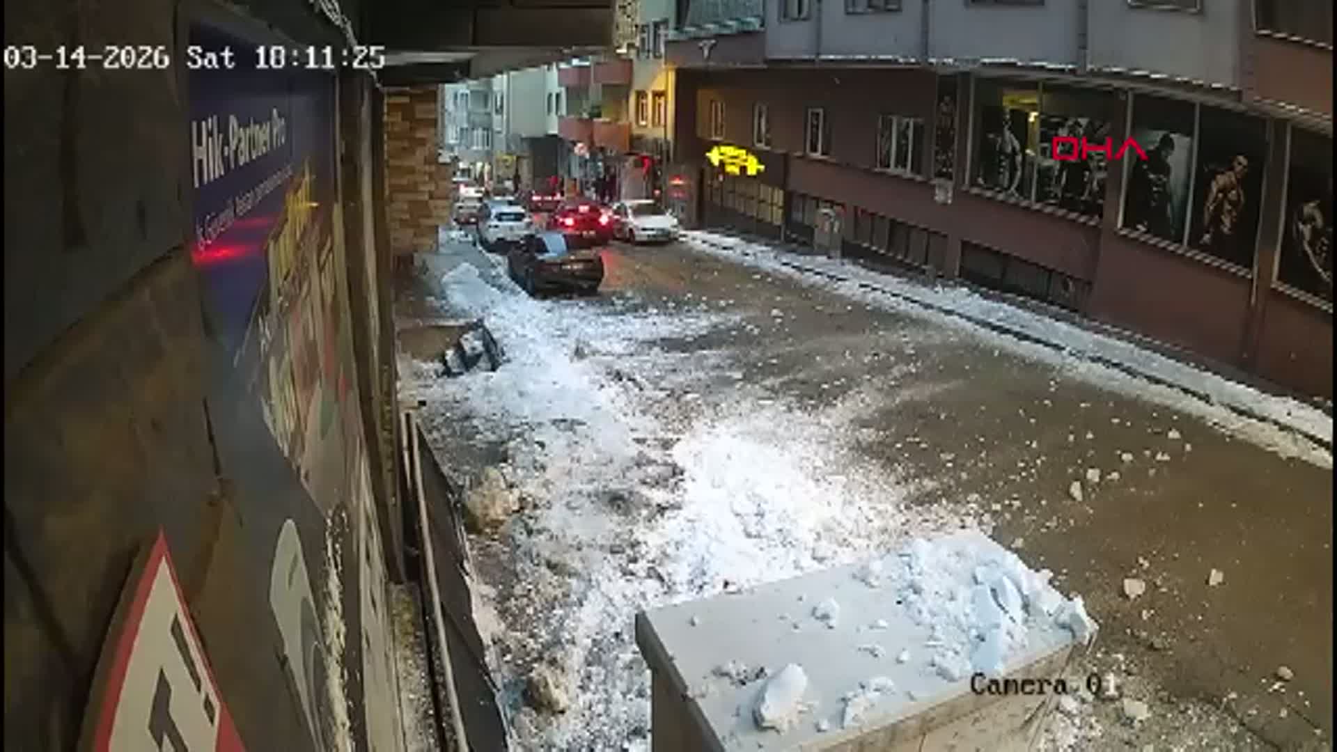 Erzurum'da Çatıdan Düşen Kar Kütlesi Otomobili Kullanılamaz Hale Getirdi