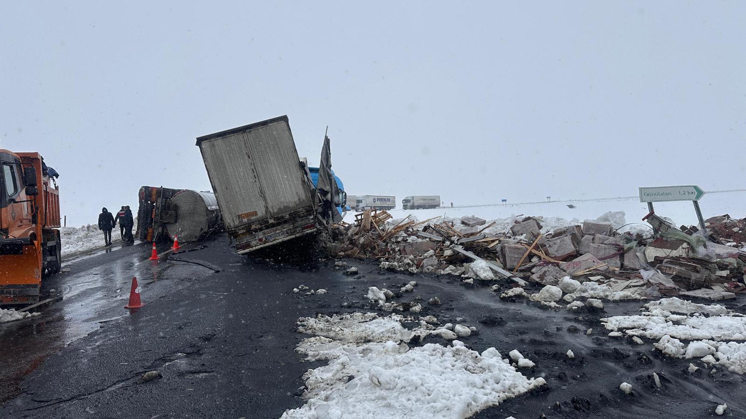 Kars'ta Zift Yüklü Tanker Devrildi, TIR Çarpınca İki Sürücü Yaralandı