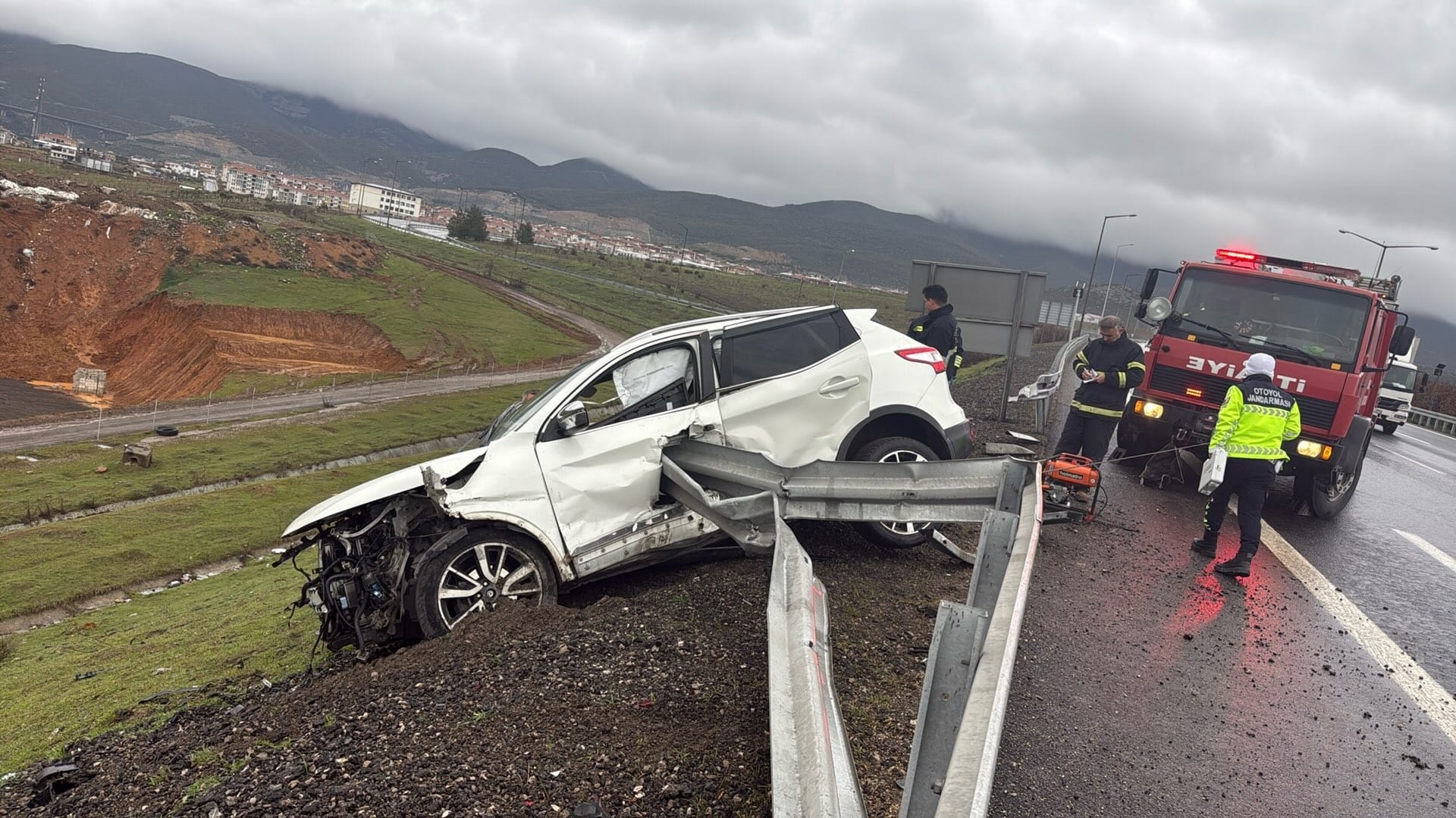 Bariyere Çarpan Araçta Feci Kaza: 1 Ölü, 2 Yaralı