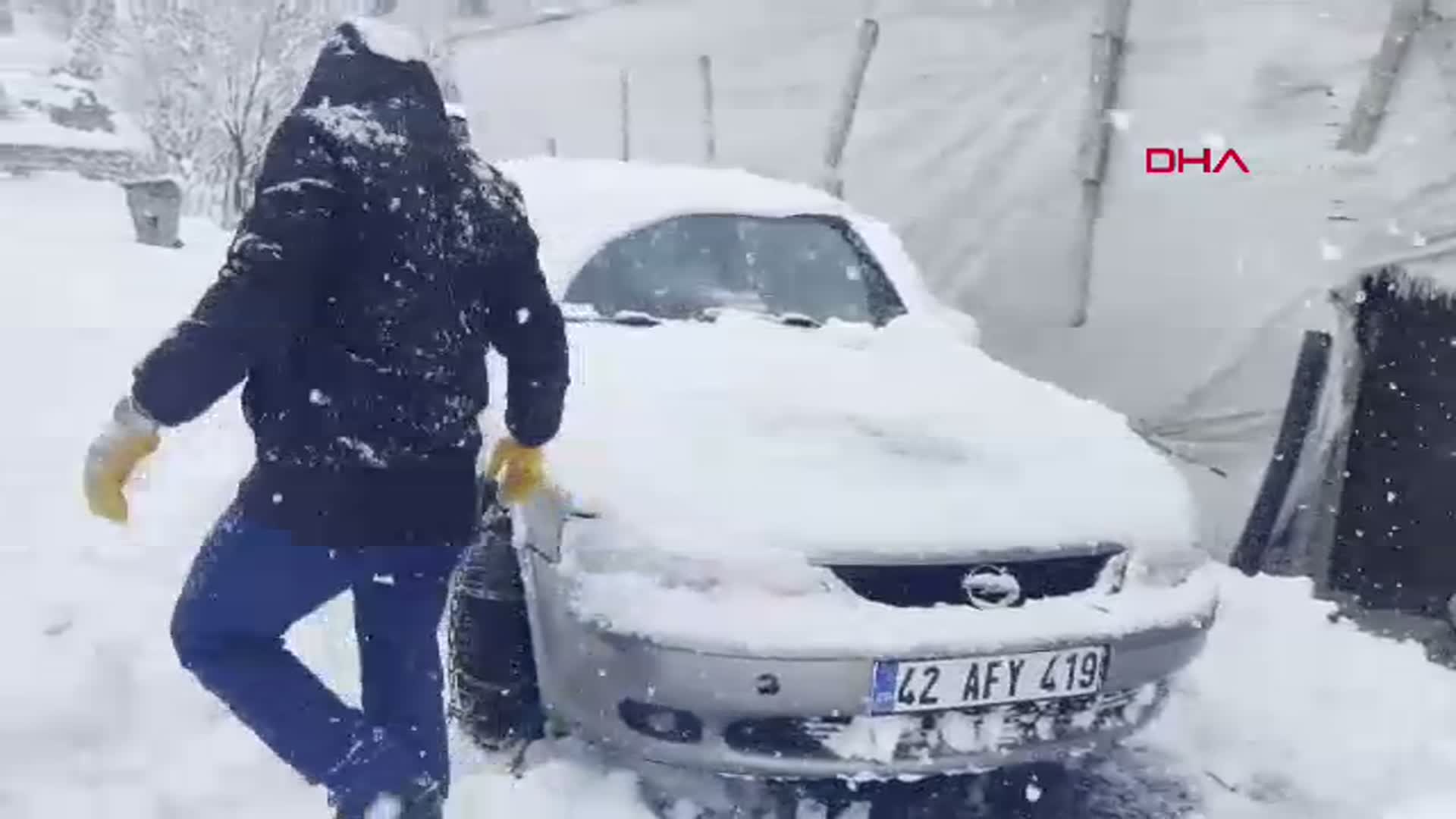 Hakkari ve Van'da Yoğun Kar Yağışı: 121 Yerleşim Yeri Ulaşıma Kapandı