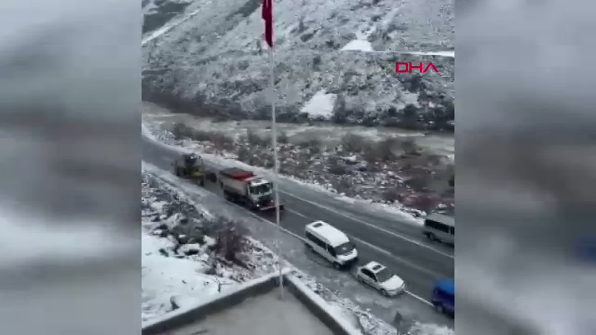 Hakkari-Çukurca Kara Yolunda Çığ Anı Kameralara Yansıdı