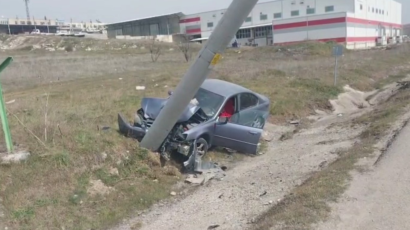 Tavşanlı'da Elektrik Direğine Çarpan Otomobilin Sürücüsü Yaralandı