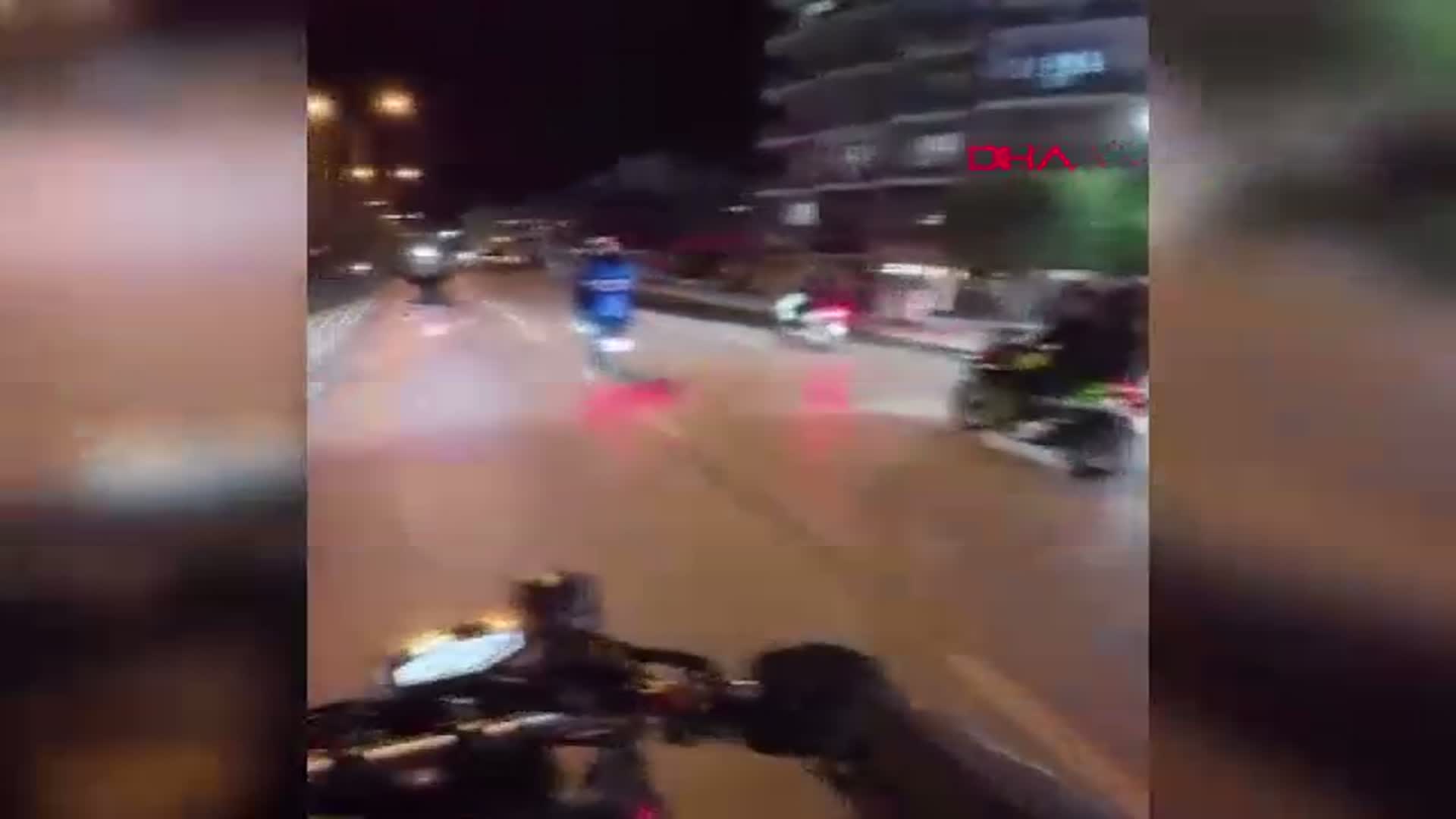 Antalya'da Tek Teker Üzerinde İlerleyen Motosikletler Kazaya Karıştı: 2 Yaralı