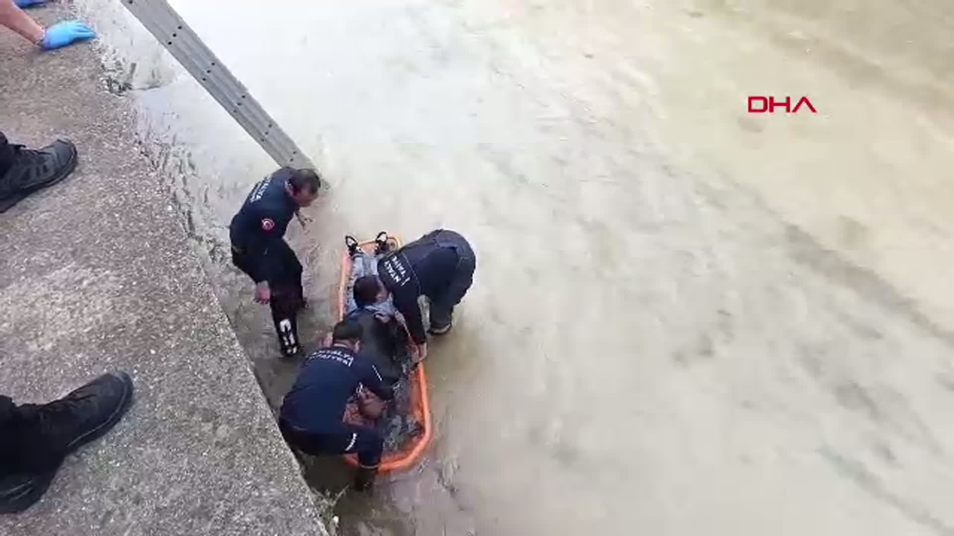 Alanya’da Dengesini Kaybeden Adam Çaya Düştü