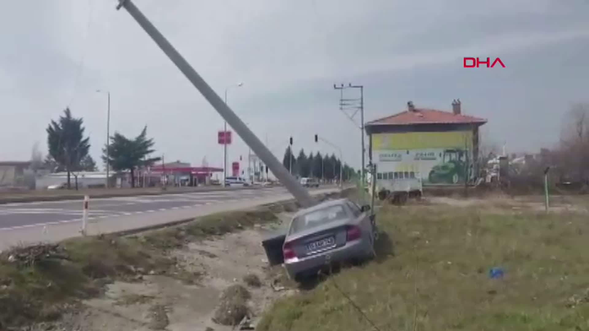 Kütahya'da Elektrik Direğine Çarpan Araçta Sürücü Yaralandı