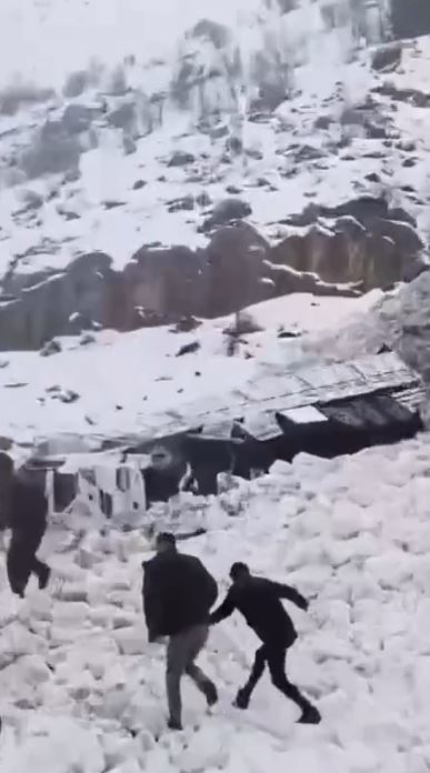 Şırnak-Hakkari Karayolunda Çığ Faciası: TIR Üzerine Düştü