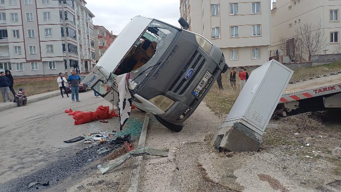 Çorum'da Tarım İşçilerini Taşıyan Minibüs ile Otomobil Çarpıştı: 5 Yaralı