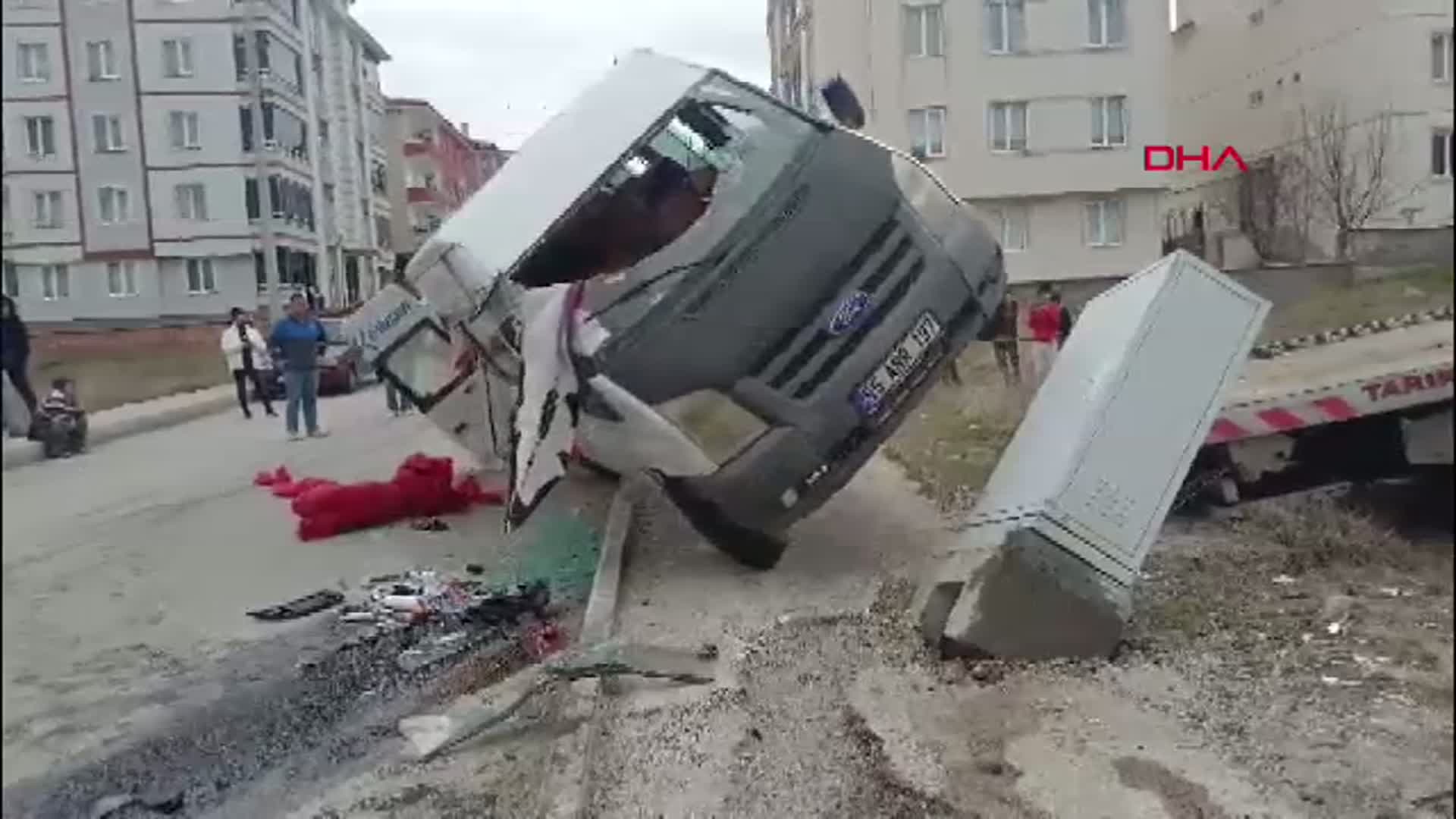 Çorum'da Tarım İşçilerini Taşıyan Minibüs ile Otomobil Çarpıştı: 5 Yaralı