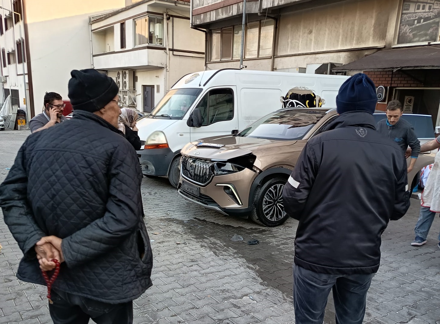 Otoparkta kaza: Fren yerine gaz pedalına basan sürücü, 5 araca çarptı