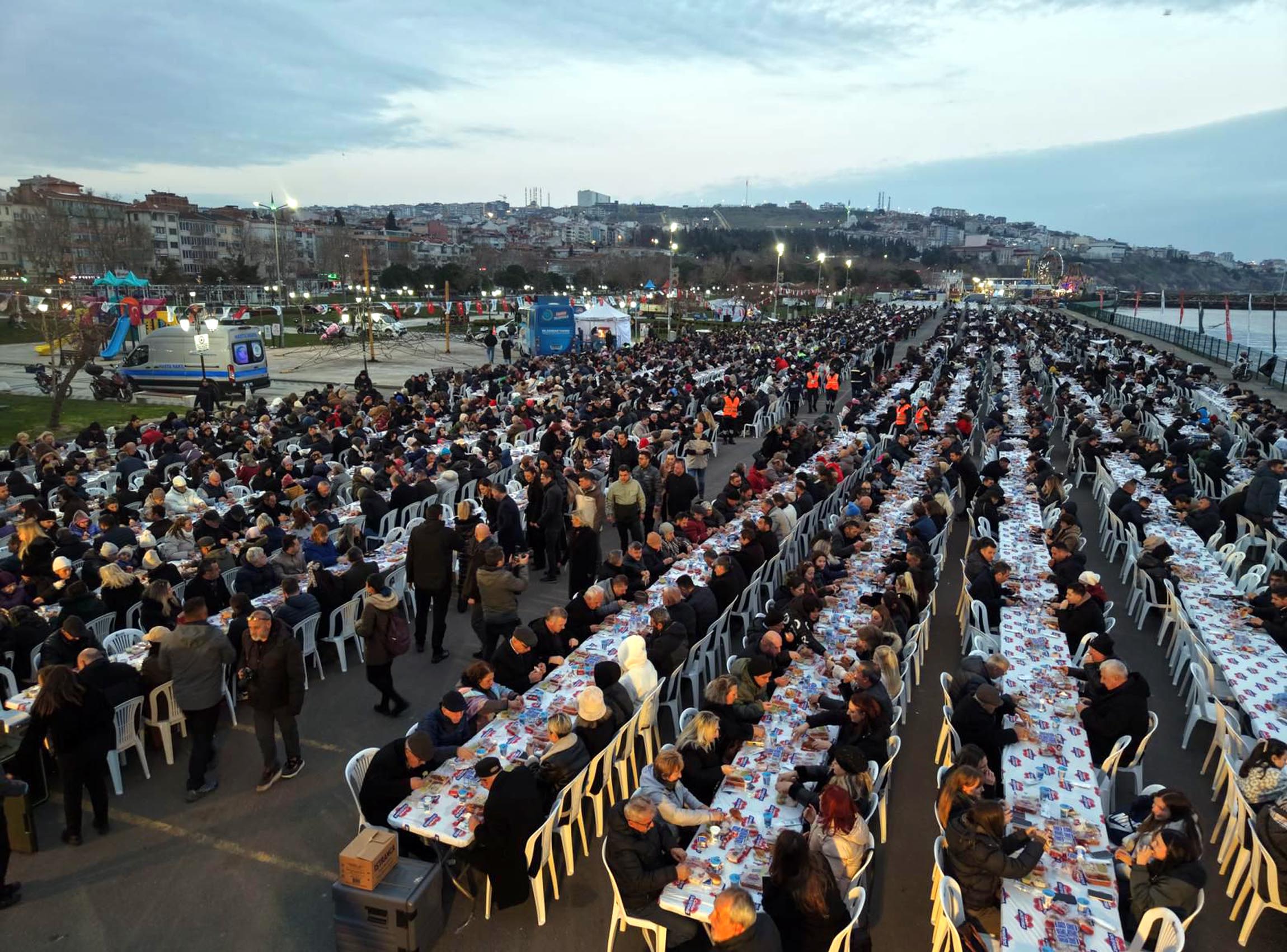 Tekirdağ Sahilinde 8 Bin Kişilik İftar Buluşması