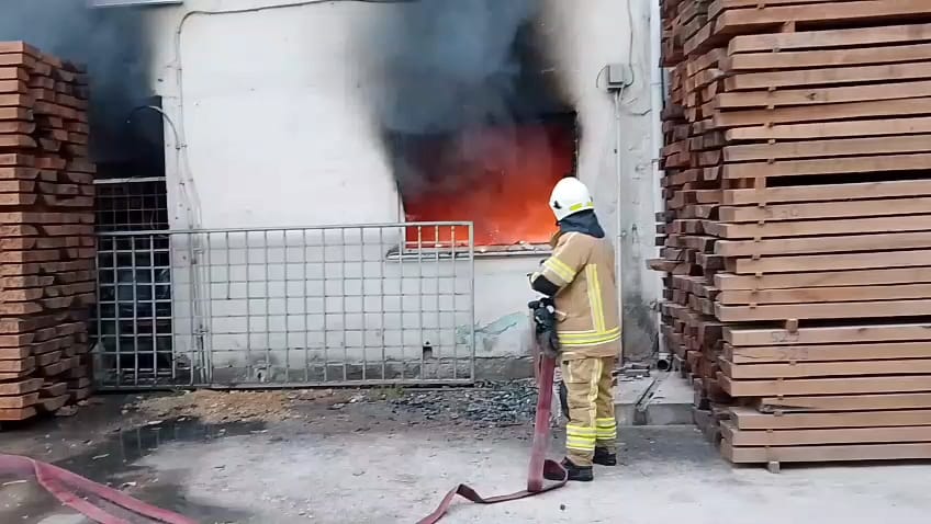 İnegöl'deki Kereste Deposunda Yangın: Depo Sahibi Yaralandı