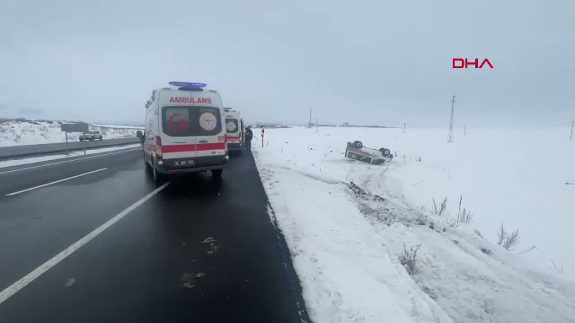 Kars'ta Minibüs Şarampole Devrildi: 5 Yaralı Hastaneye Sevk Edildi