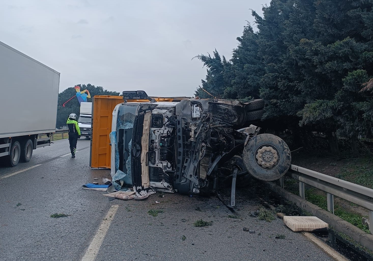 Samsun'da Kamyon Bariyerlere Çarptı: 1 Yaralı
