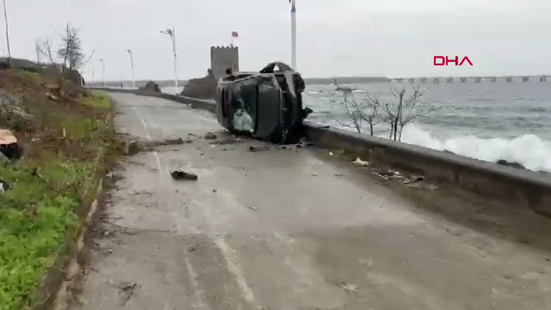 Rize'de Yağış Sonrası Otomobil Takla Attı