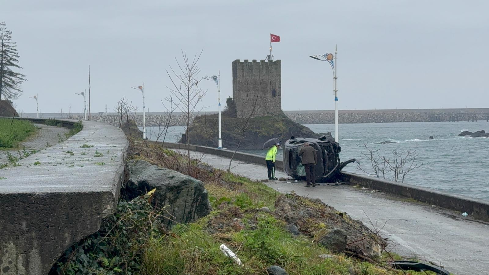 Yağışlı Hava Kazaya Sebep Oldu: Otomobil Takla Attı