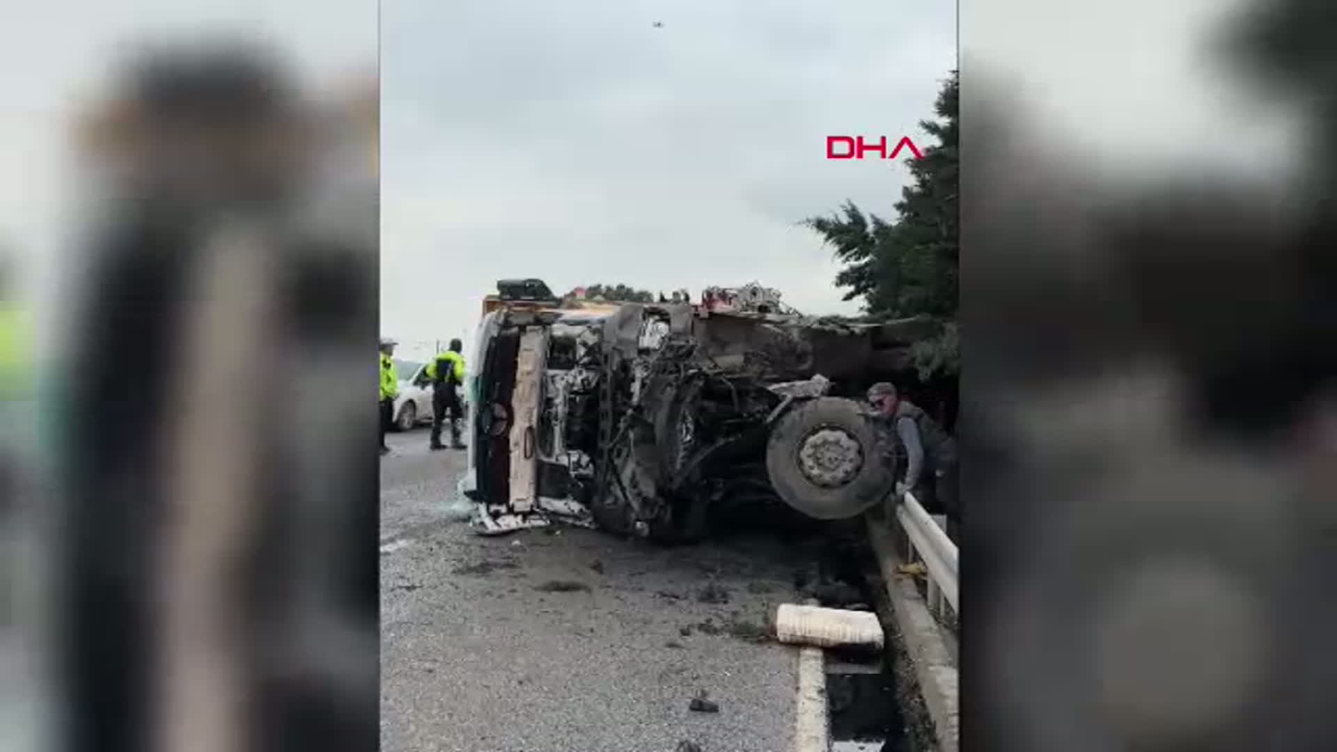 Samsun'da Kamyon Bariyerlere Çarpıp Yan Yattı: 1 Yaralı