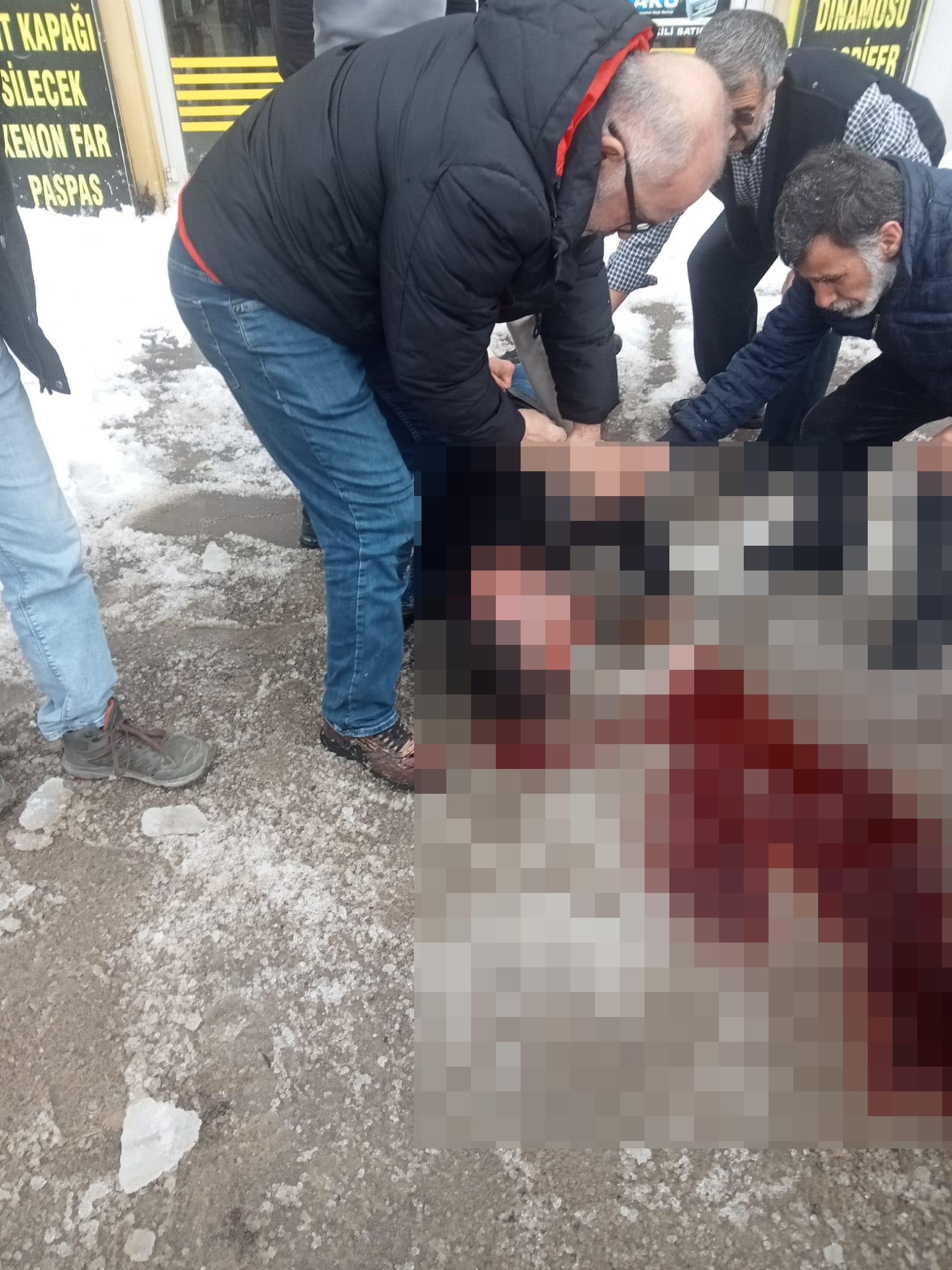 Erzurum'da Buz ve Kar Kütlesinin Altında Kalan Adam Ağır Yaralandı