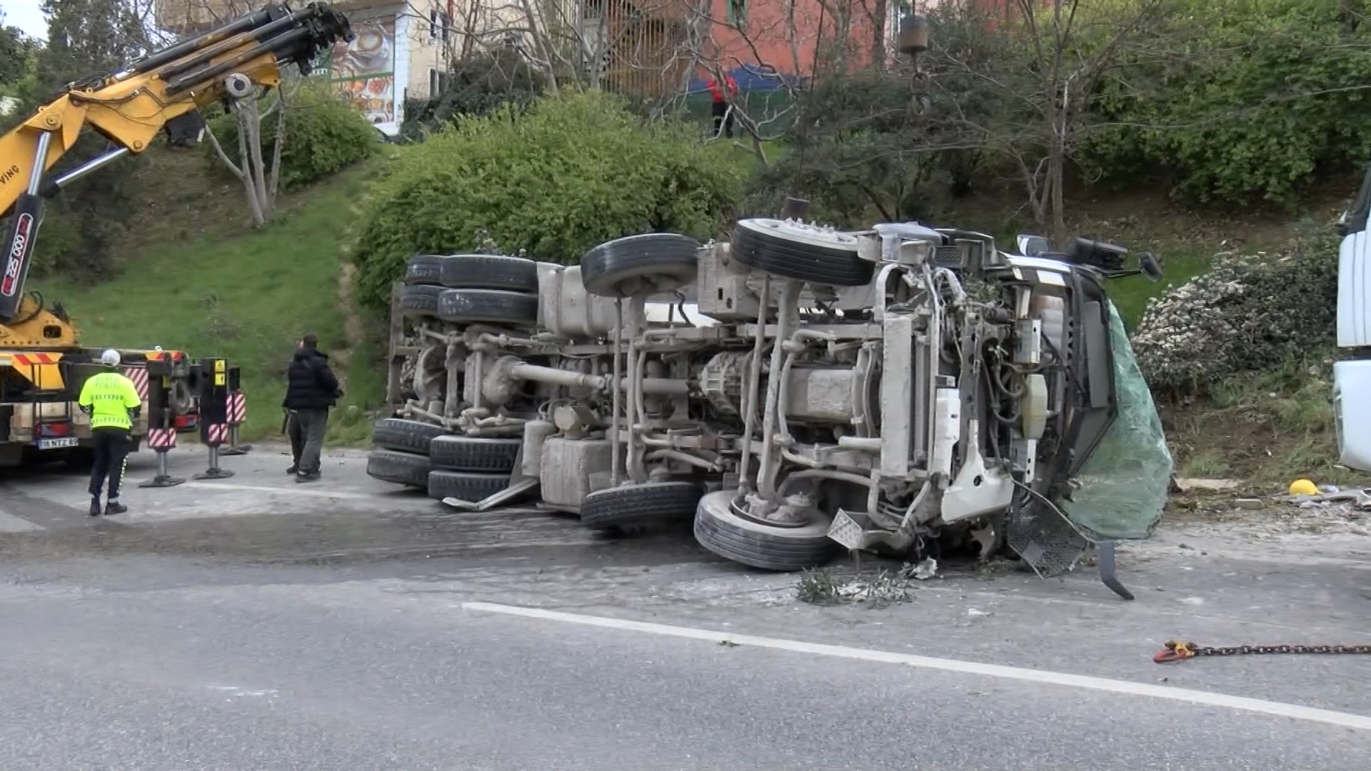 Üsküdar'da Lastiği Patlayan Beton Mikseri Devrildi