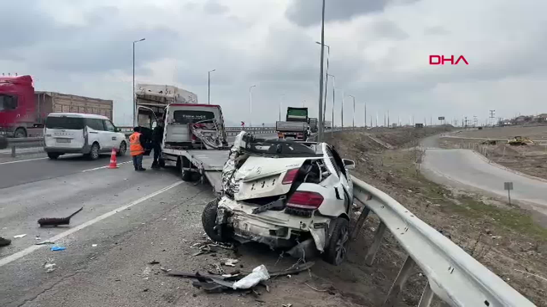 Kayseri'de TIR, Arızalanan Otomobile Çarptı: 1 Kişi Yaralı