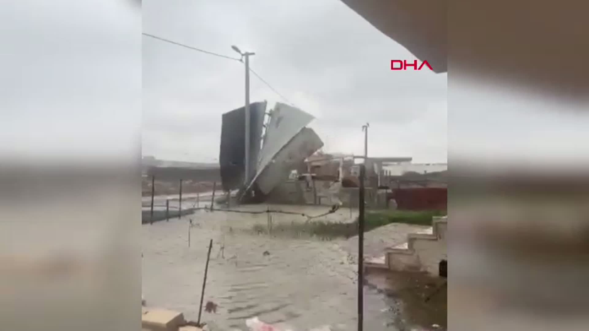 Mardin'de Sağanak Yağış ve Fırtına Hayatı Felç Etti