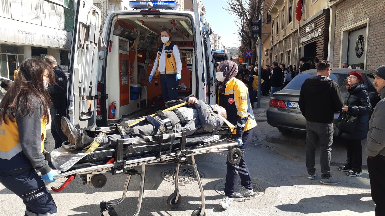 Kırmızı Işıkta Duran Araca Çarpan Otomobil Yayalara Daldı: 5 Yaralı