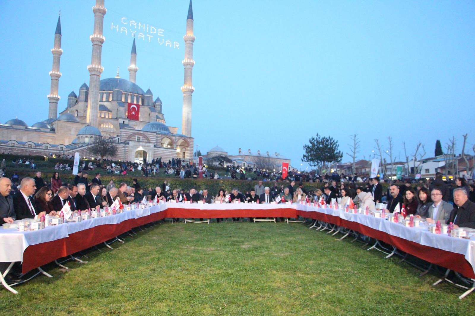 Edirne'de 7.500 Kişi Kadir Gecesi İftarında Buluştu