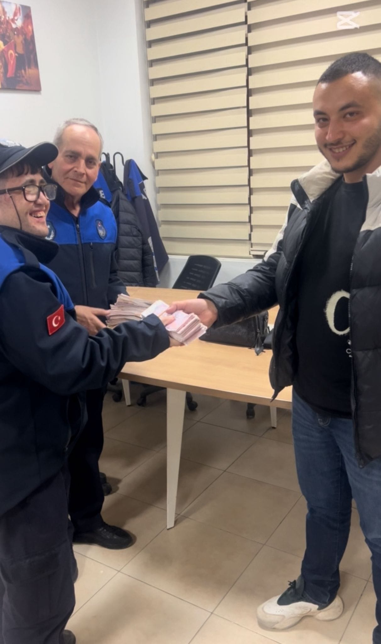 Yolda Bulunan 176 Bin Liralık Çanta, Sahibine Ulaştırıldı