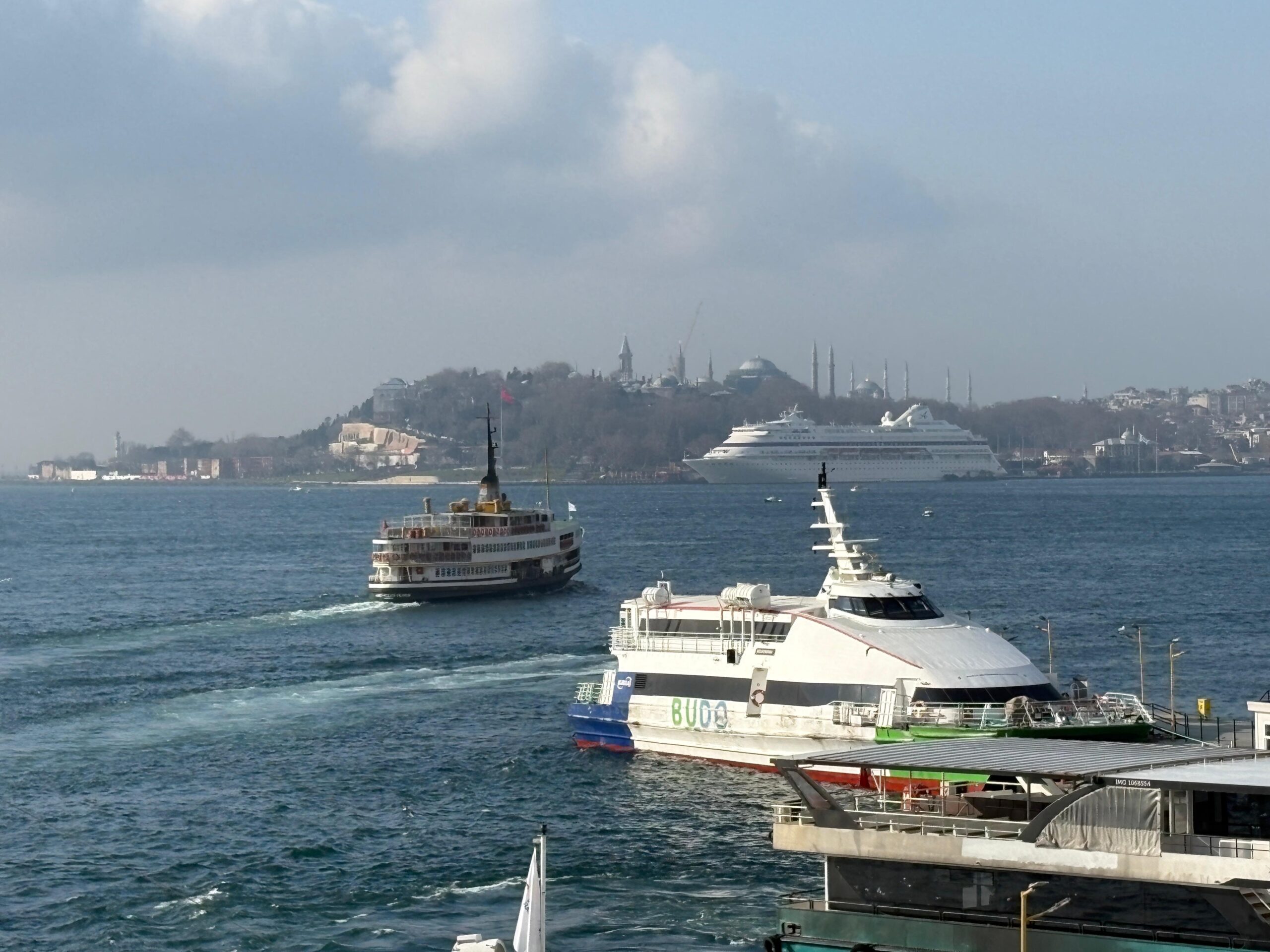 İstanbul Boğazı'nda Gemi Trafiği Sis Nedeniyle Askıya Alındı