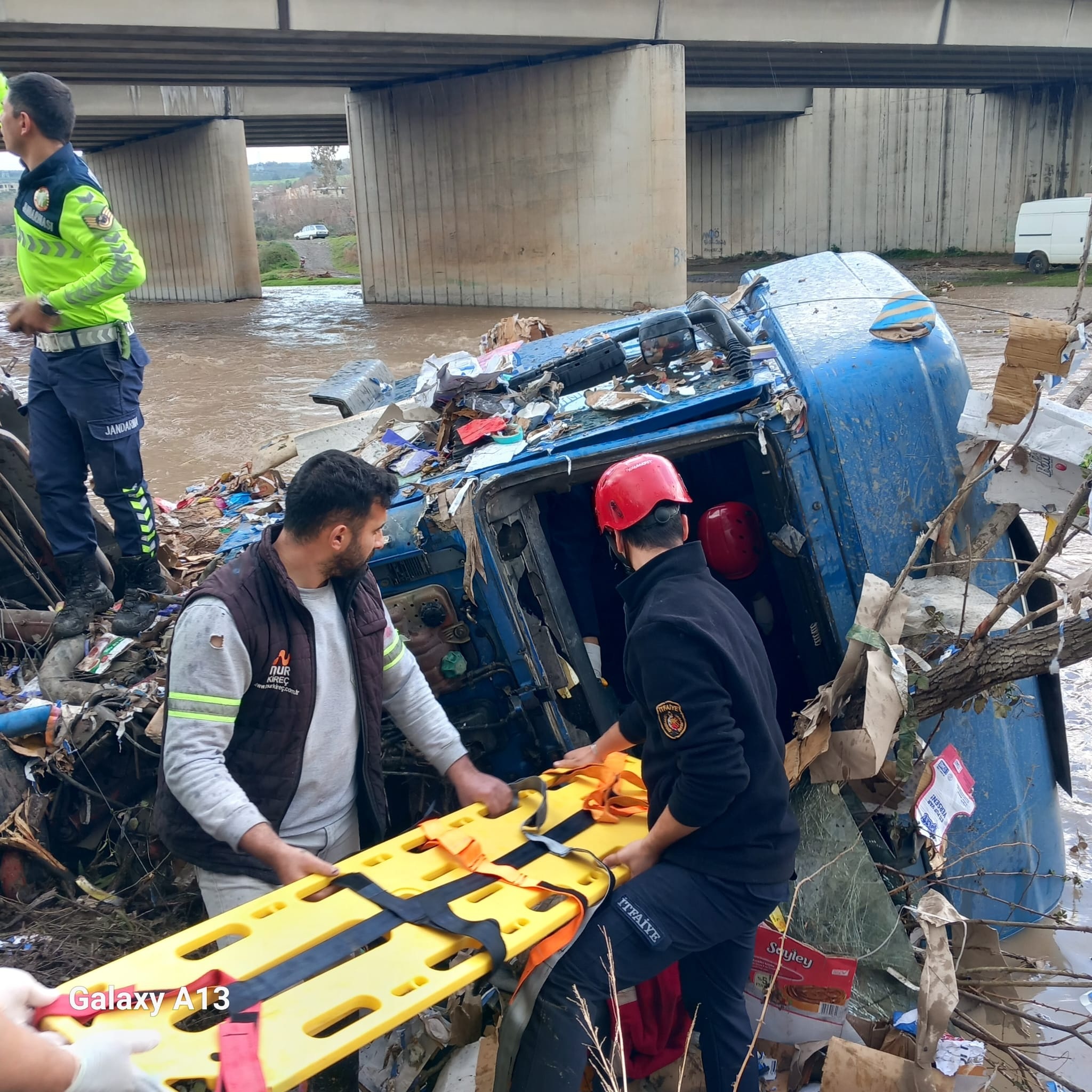 Çaya Uçan TIR Kazasında Şoför Hayatını Kaybetti