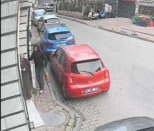 Fatih'te Kapkaç Skandalı: Kadının Telefonunu Çaldıktan Sonra Kaçtı