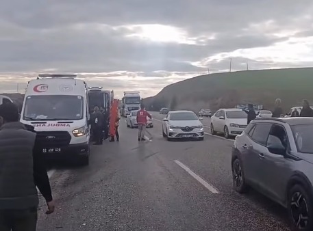Adıyaman'da Hafif Ticari Araç ile Otomobil Çarpıştı: 5 Yaralı