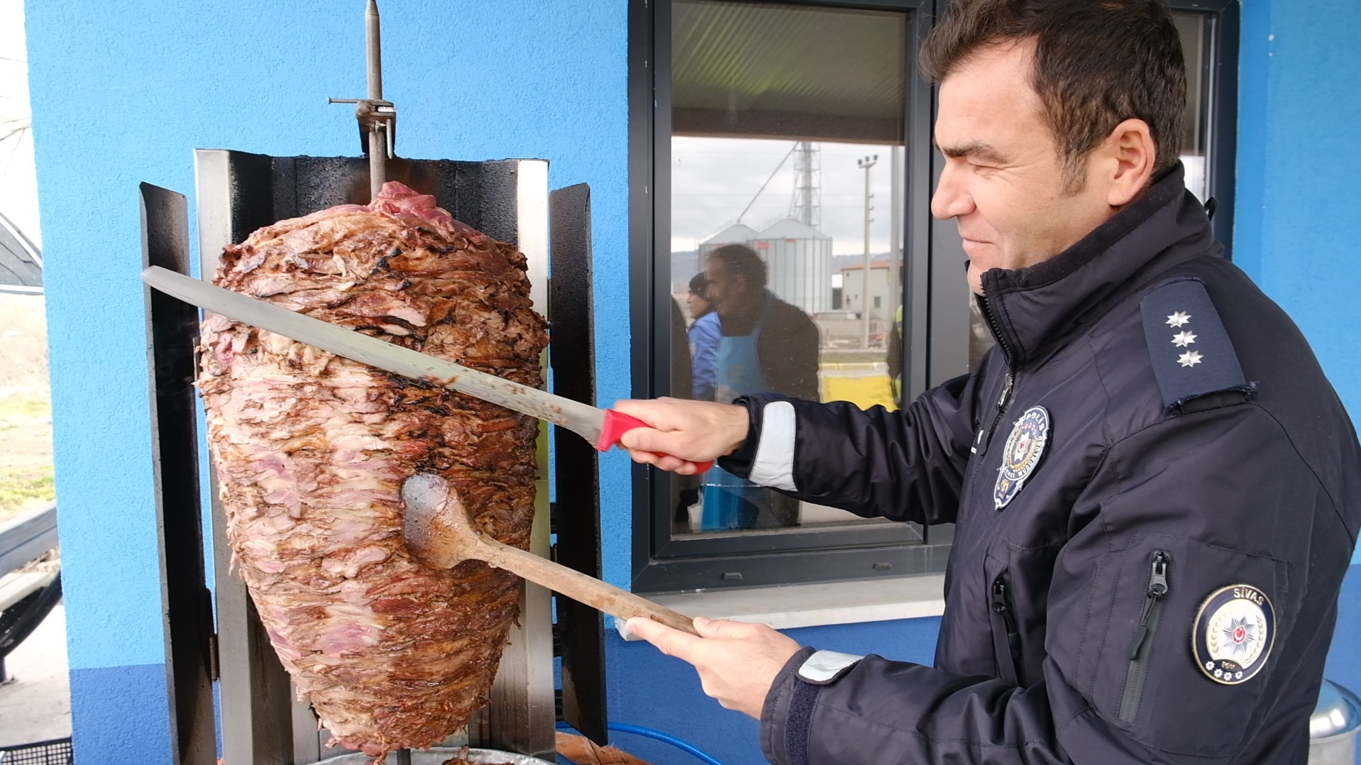 Sivas'taPolisten İftarlık İkram: Döner ve Ayran Sürücülerle Buluştu