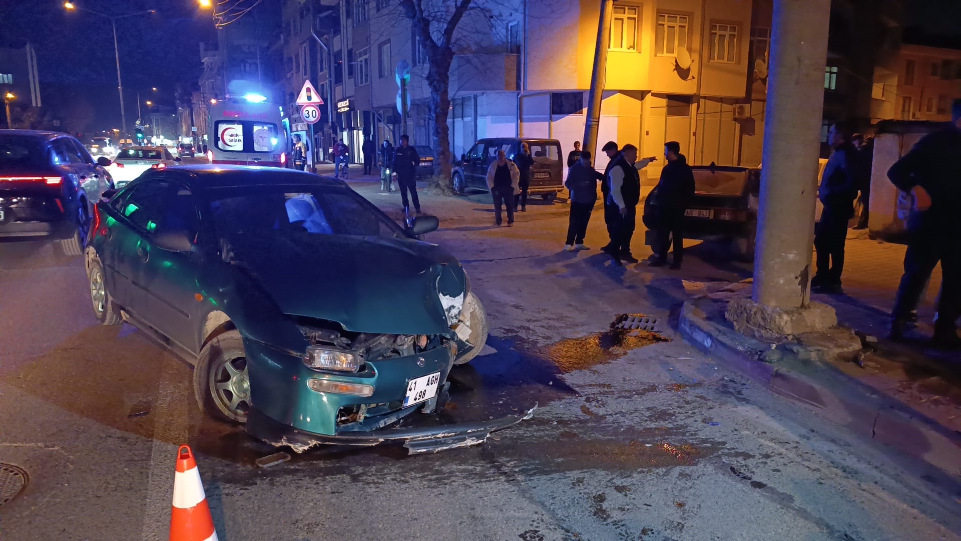 Bursa'da Kontrolden Çıkan Otomobil Enerji Direğine Çarptı: 3 Yaralı