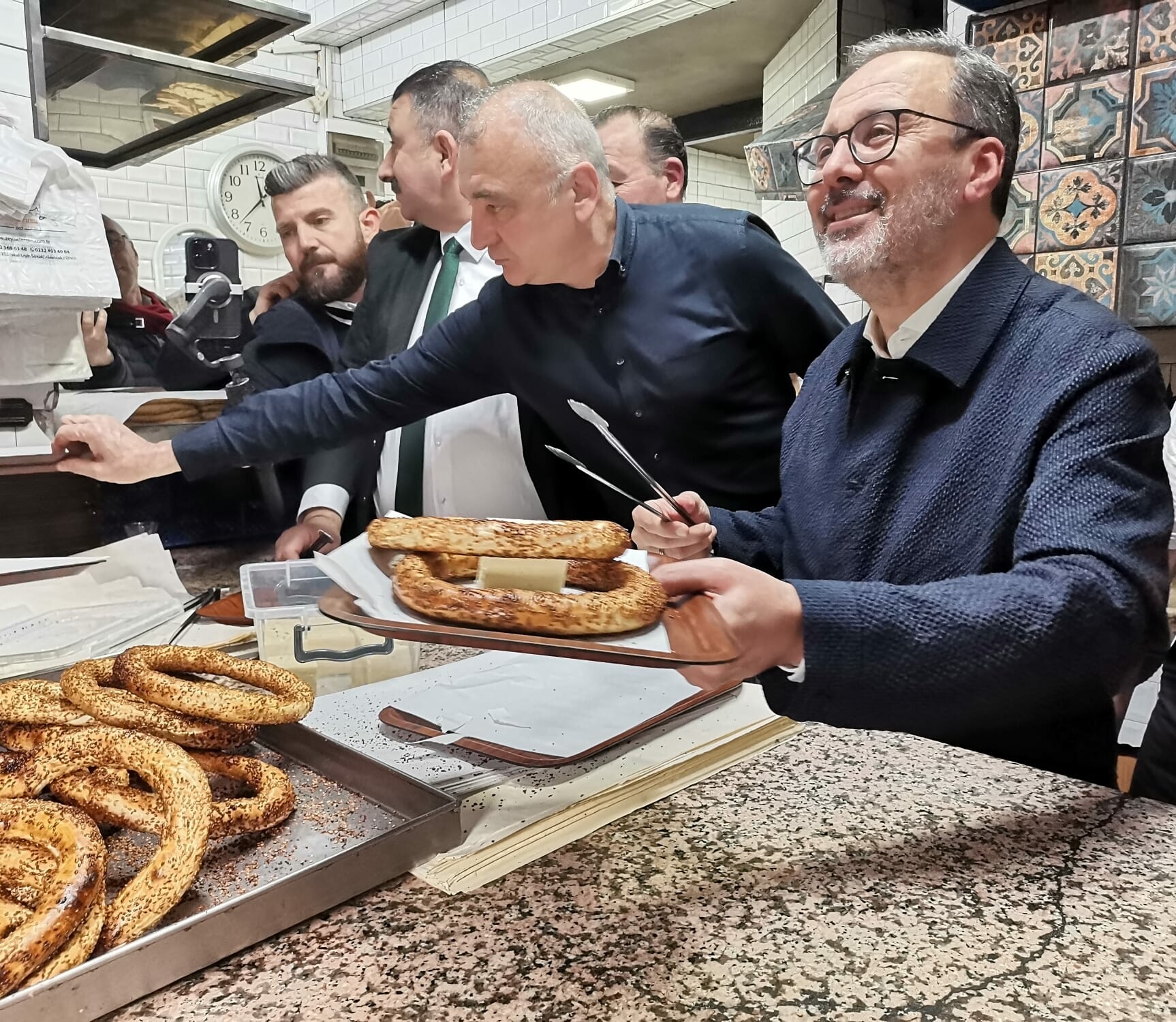 AK Parti Milletvekili Kasapoğlu, İzmir'de Vatandaşlarla Sahurda Buluştu