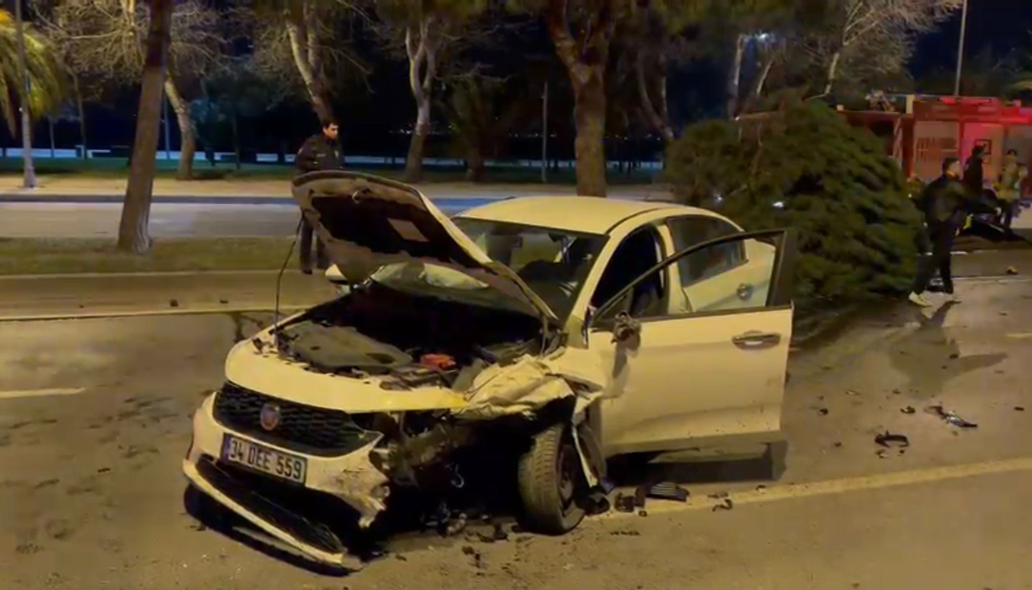 Kartal'da Makas Atan Otomobil, Taksiye Çarptı: 3 Yaralı