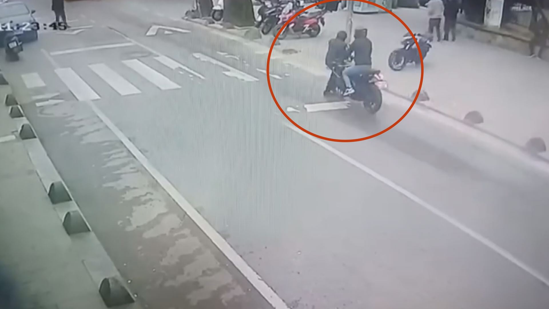 Beykoz'da Yaya Geçidinde Motosikletin Çarptığı Yaşlı Adam Yaralandı