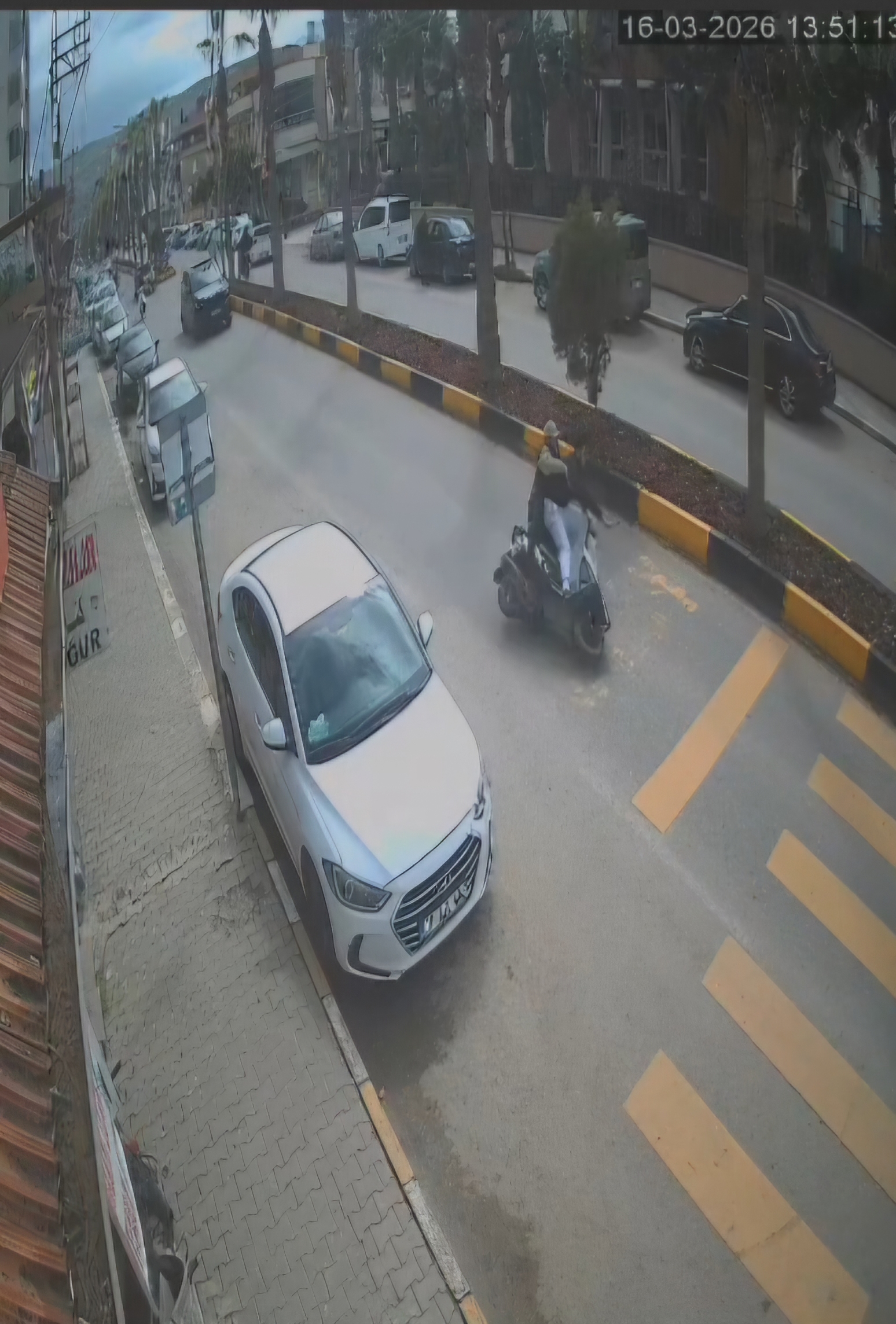 Reyhanlı'da Motosiklet Kazası: İki Yaralı ve Güvenlik Kamerası Kayıtları