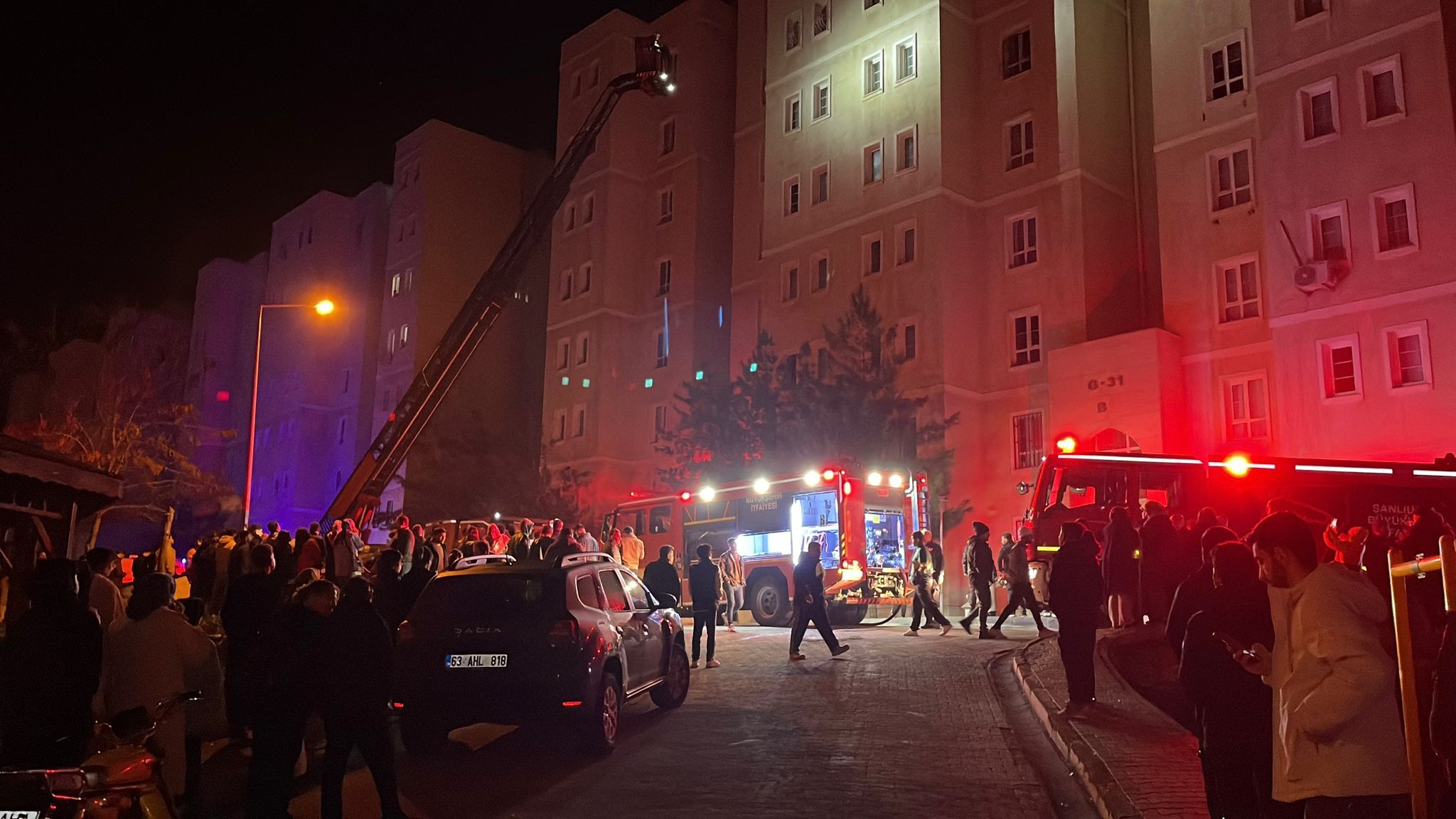 Şanlıurfa'da Elektrik Panosu Patladı: 8 Katlı Bina Tahliye Edildi