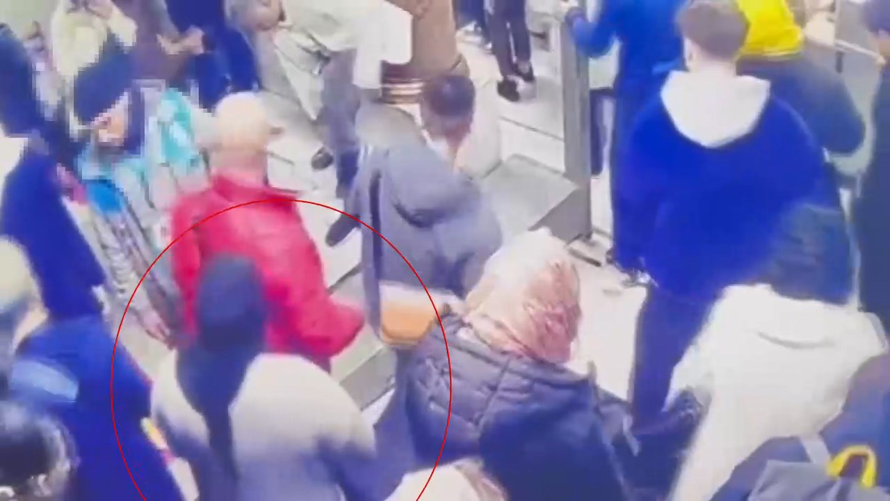 Sultanahmet'te Yankesicilik Yapan İki Kadın Tutuklandı