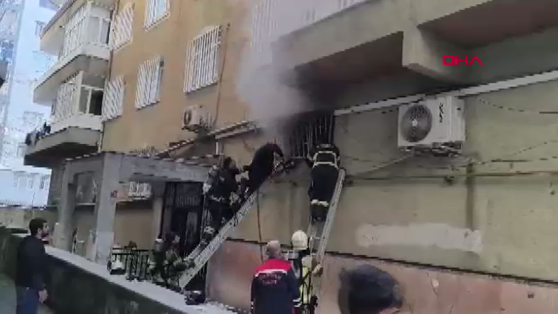 Diyarbakır'da Berber Dükkanında Yangın: Mahsur Kalan Çırak Kurtarıldı