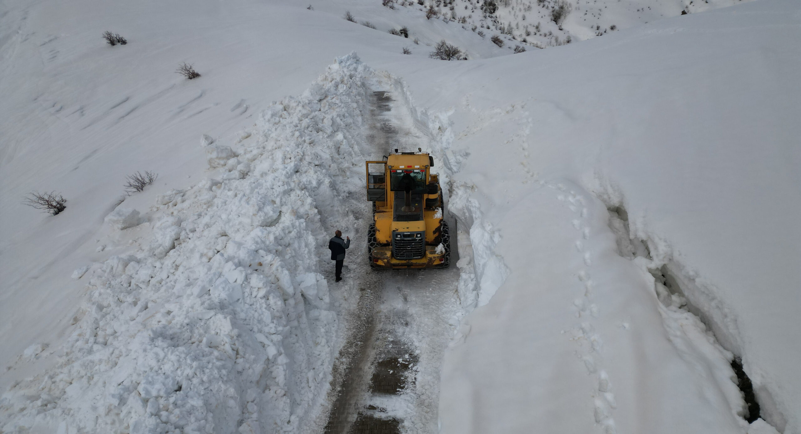 Bitlis'te 5 Metreye Ulaşan Kar ile Mücadele Çalışmaları Sürüyor