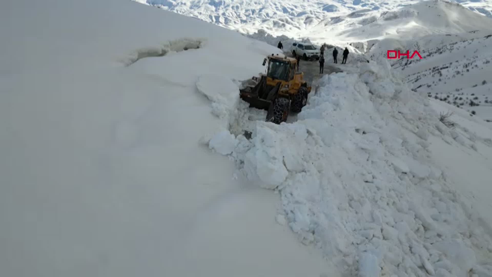Bitlis'te Karla Mücadelede 5 Metre Engeli Aşılıyor