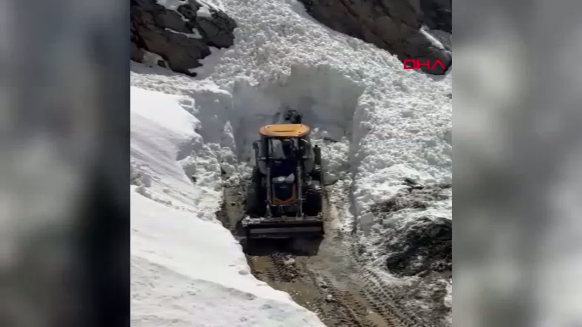 Bitlis'te Yağışlar Sonrası Çığ ve Heyelan Ulaşımı Engelledi