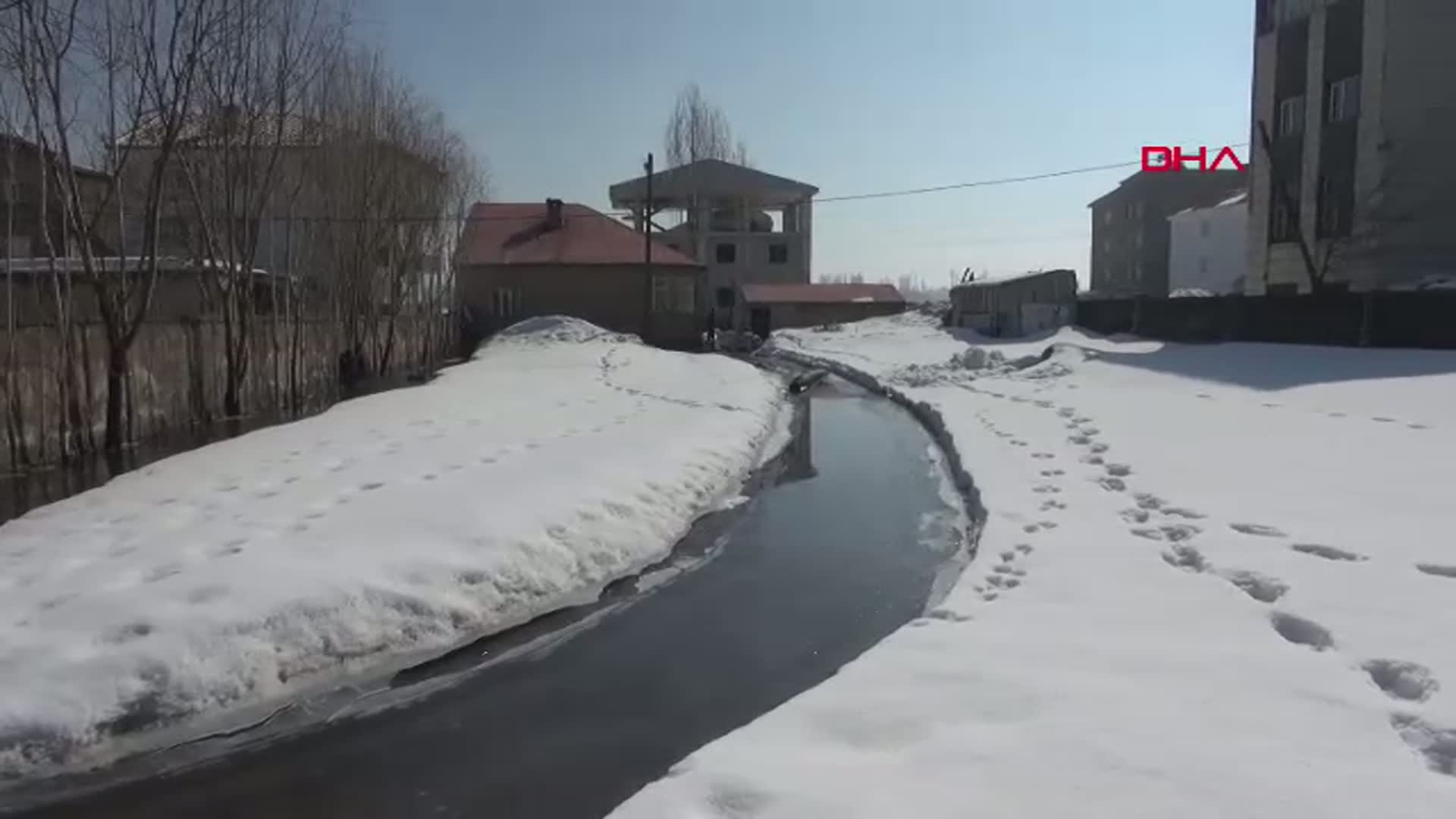 Yüksekova'da Sağanak Yağışlar Rögarları Taşırdı, Evler Su Altında Kaldı