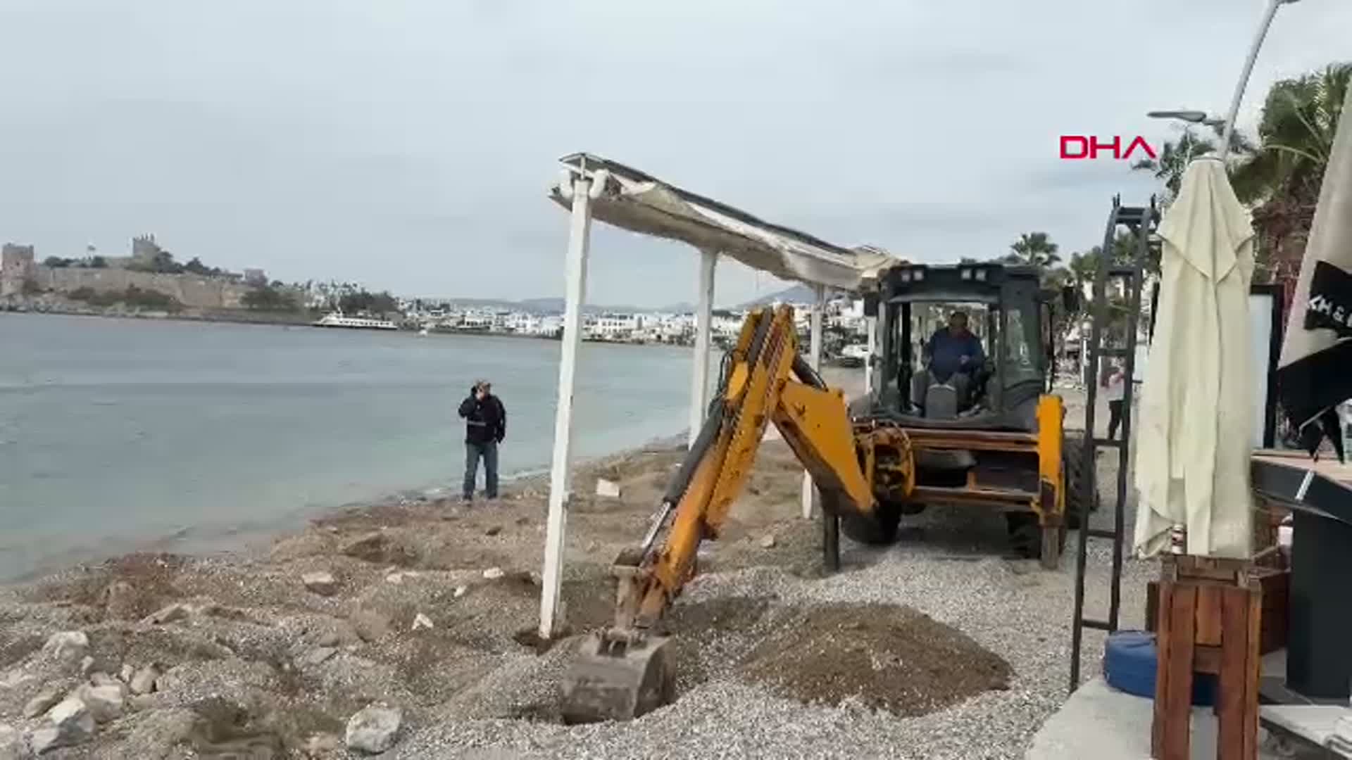 Bodrum'un Sahil Şeridinde Kıyı Kanununa Aykırı Yapılar Tahliye Ediliyor