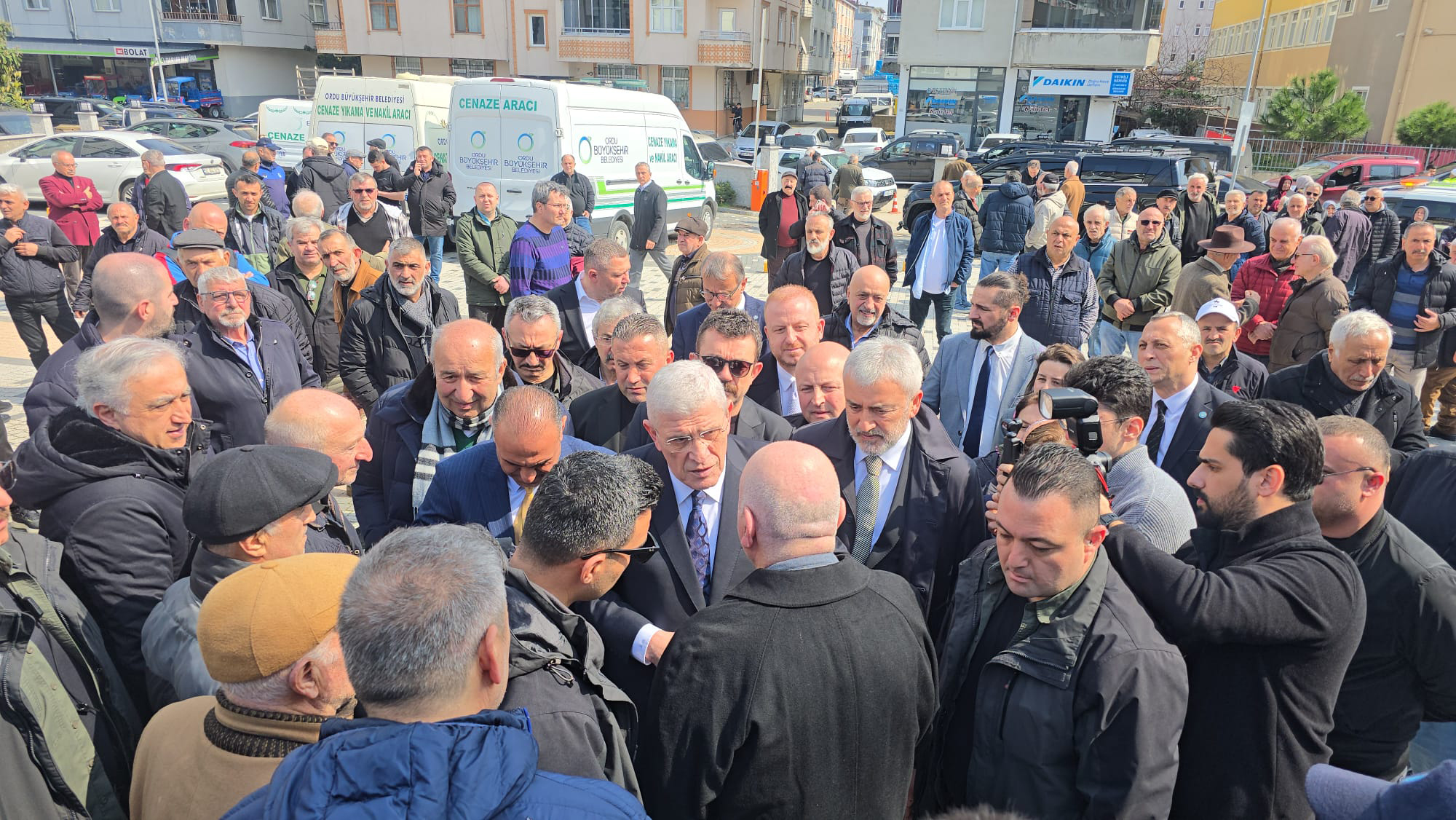 Müsavat Dervişoğlu, Çocukluk Arkadaşının Annede Cenaze Törenine Katıldı
