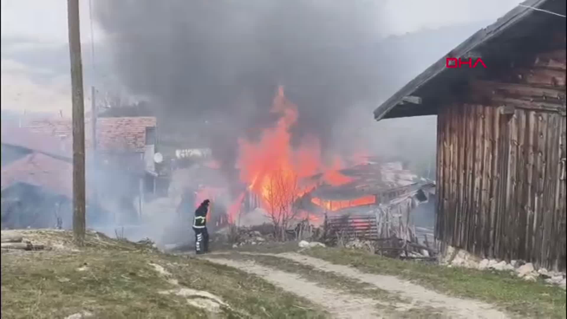 Bolu'da Yangın Felaketi: 2 Katlı Ev Küller İçinde Kaldı