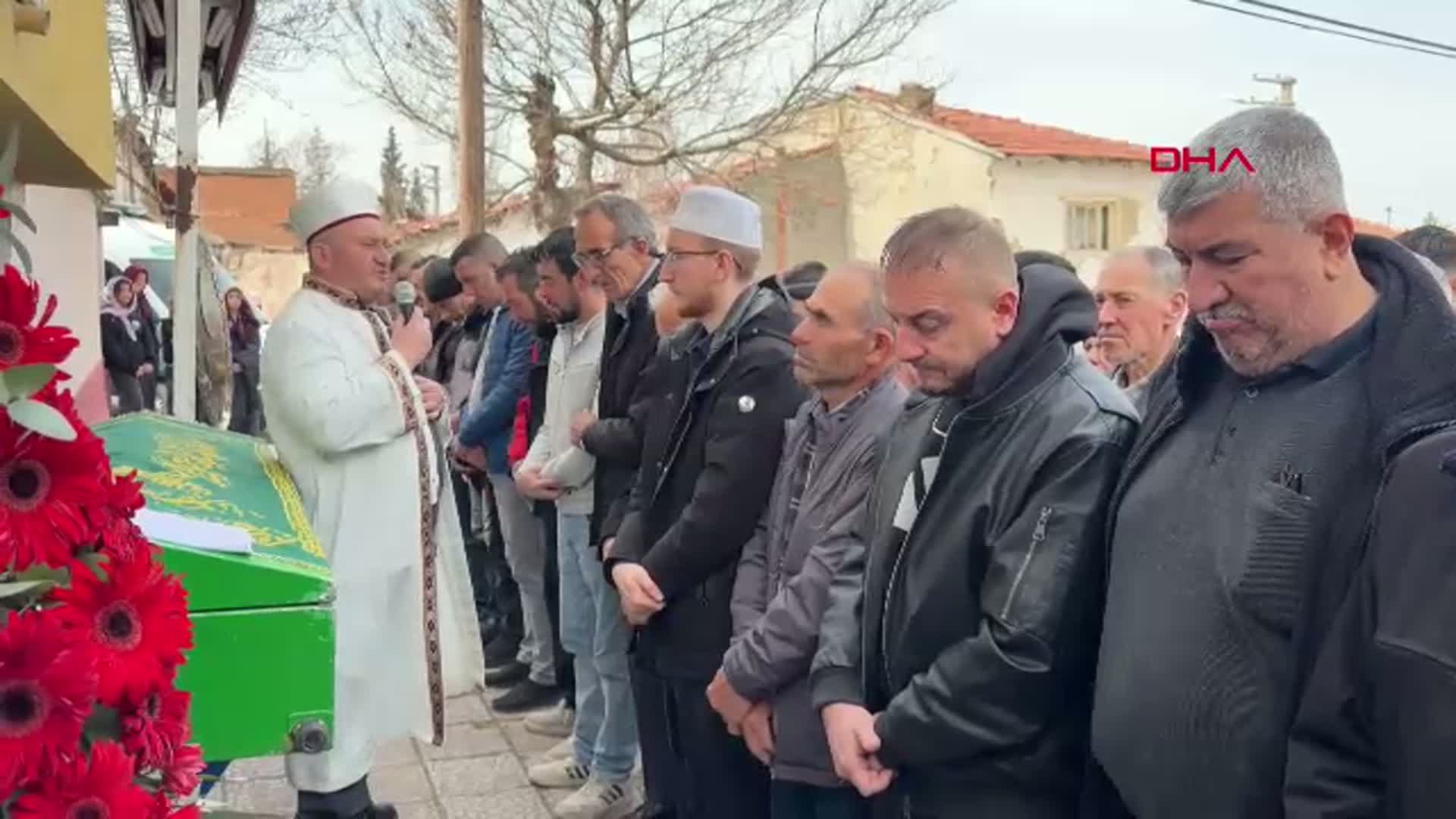 Eskişehir'deki Motosiklet Kazasında Genç Eşini Kaybeden Emirhan Toprağa Verildi